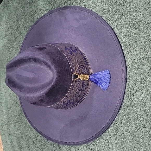 Hat N Roses - Picture 4 of 4